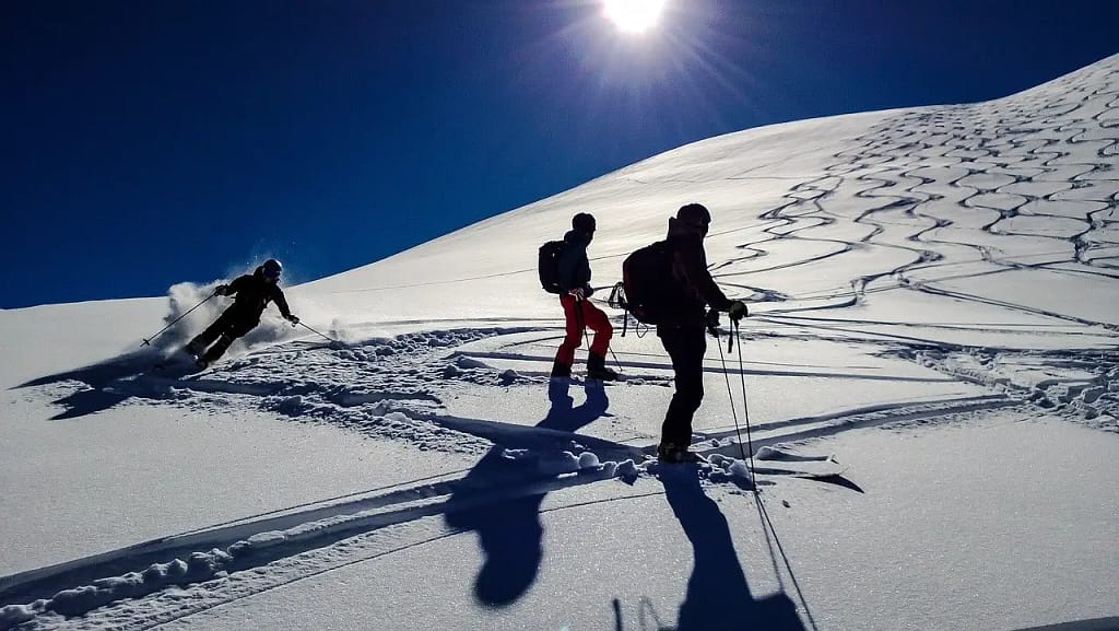 how to ski in powder snow