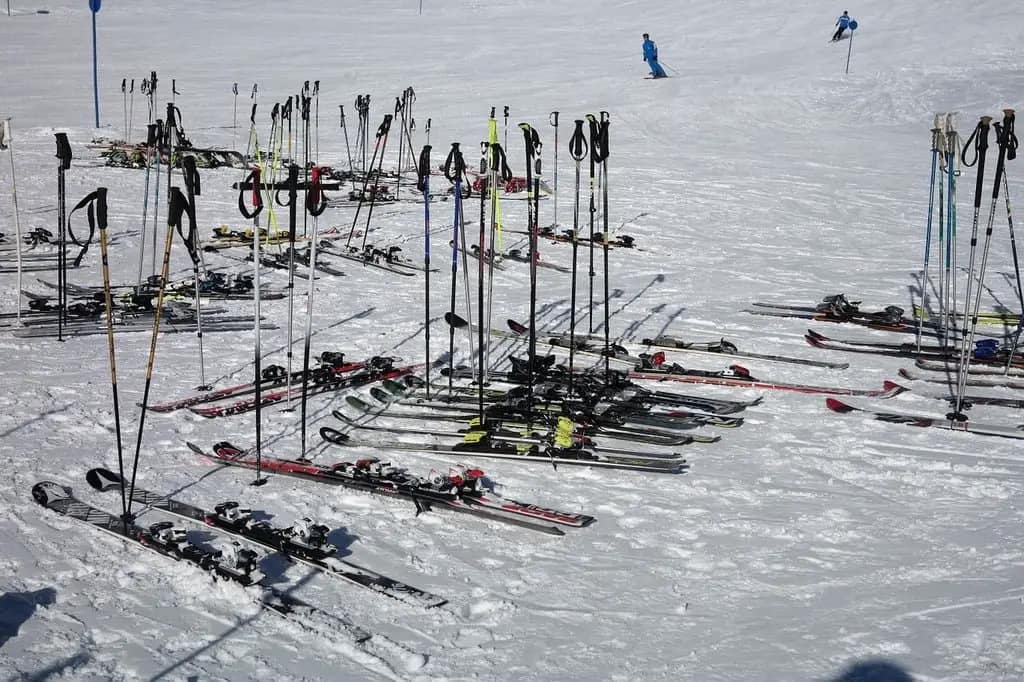 how to measure ski poles and skis on snow track